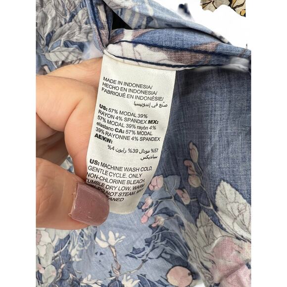 CHICO'S | 0 = S /4 | Top Button Up Down Blouse Easy Shirt navy floral pattern - Picture 3 of 4